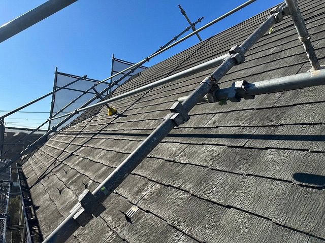 スレート屋根から横暖ルーフを使った屋根カバー工事を行いました！川口市屋根カバー工事　横暖ルーフαｓ　ニチハ　センタールーフ　スレートボロボロ　ガルバリウム鋼板　